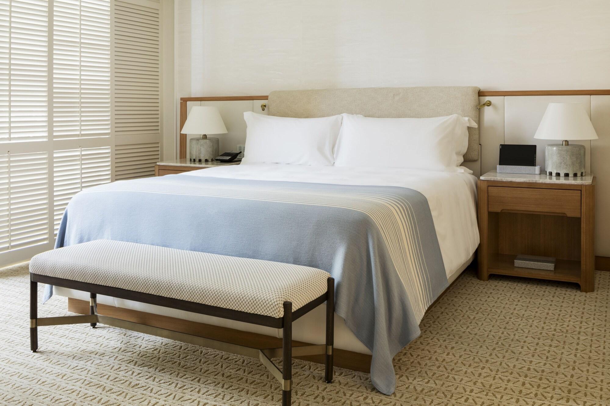 Halekulani - No Resort Fee Honolulu Exteriér fotografie A bed with a bed frame