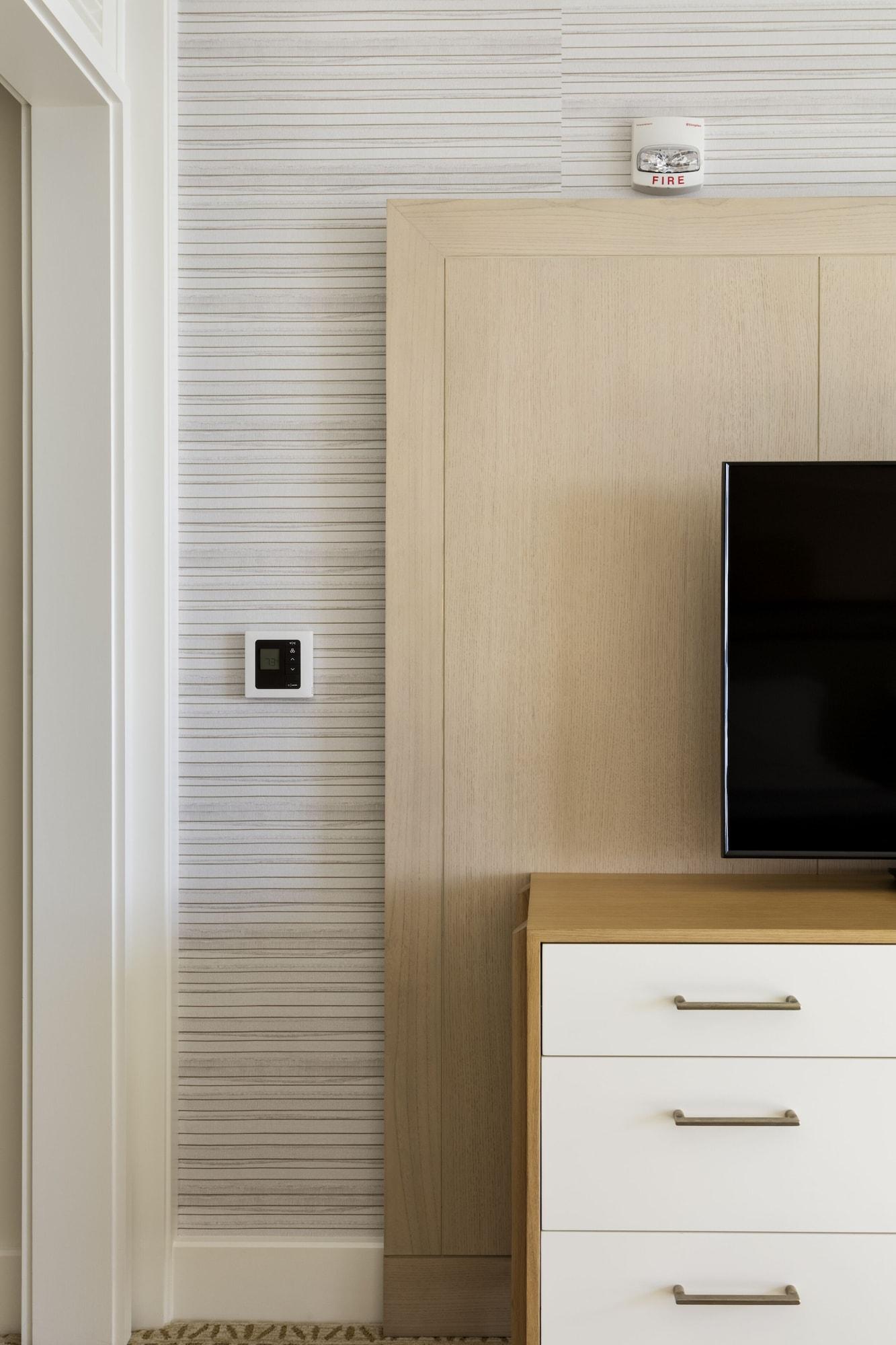 Halekulani - No Resort Fee Honolulu Exteriér fotografie A Nest Learning Thermostat installed on a wall