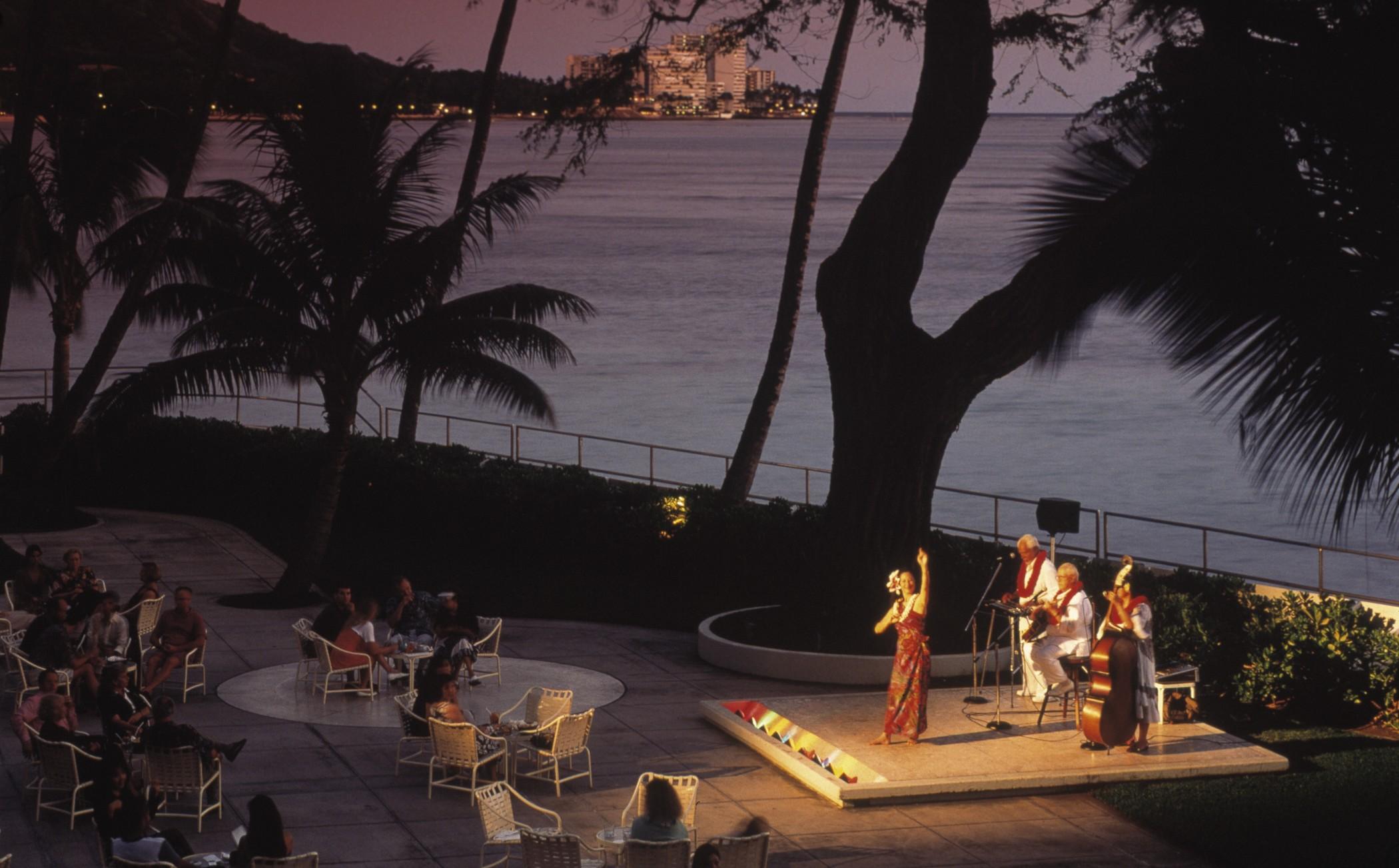 Halekulani - No Resort Fee Honolulu Exteriér fotografie Luau at the Hilton Hawaiian Village