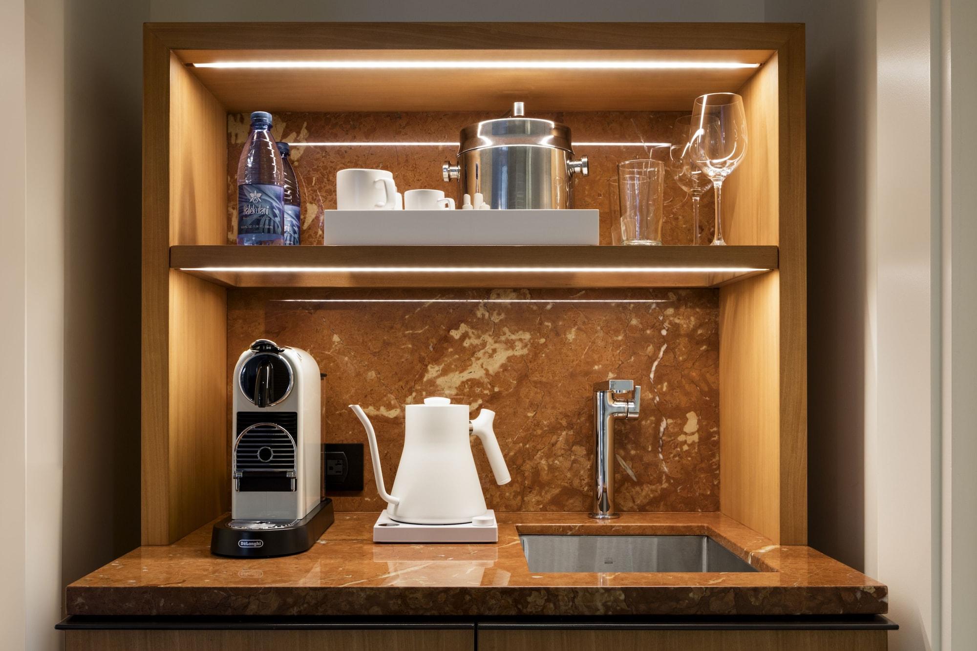 Halekulani - No Resort Fee Honolulu Exteriér fotografie A Nespresso machine in a hotel room