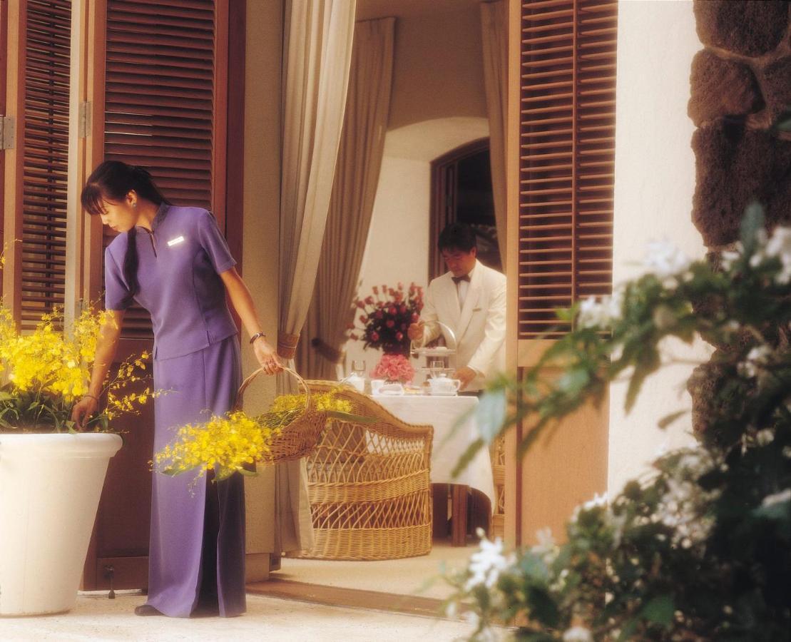 Halekulani - No Resort Fee Honolulu Exteriér fotografie A Thai hotel staff